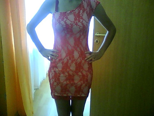 Roza čipkasta haljina