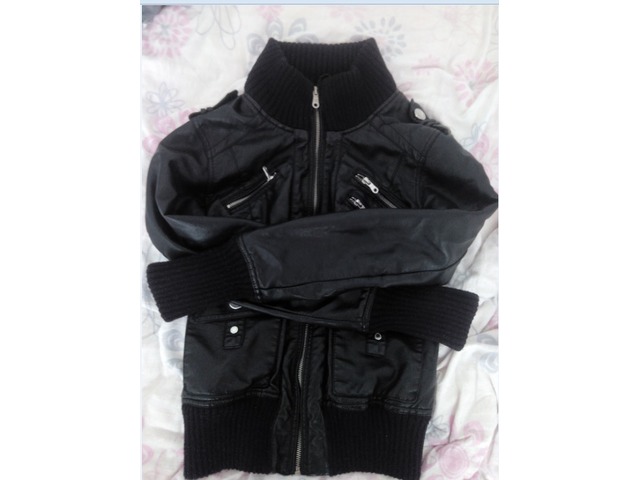 Crna kožna jakna