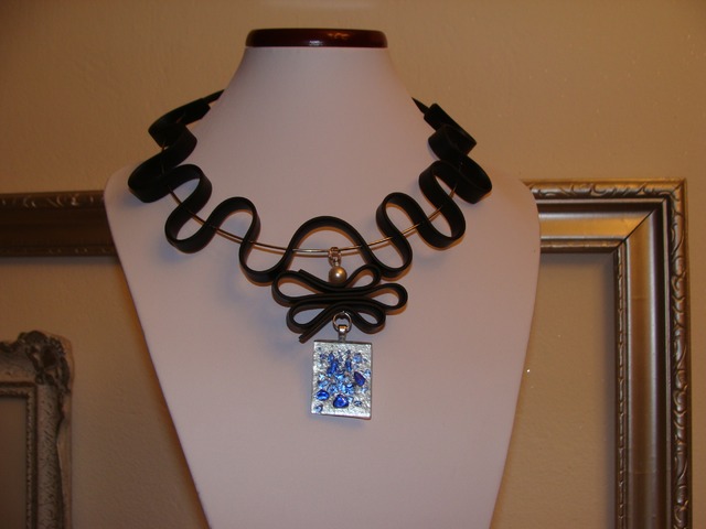 Ogrlica od gume sa staklenim privjeskom