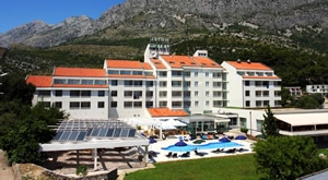 Početak LJETA za obitelj u HOTELU QUERCUS 4*u Drveniku! 3 dana/2 noćenja s ALL INCLUSIVE LIGHT uslugom za 2 osobe i do 2 djece, opuštanje uz vanjski BAZEN, uključen buffet i neograničeno PIĆE u baru!