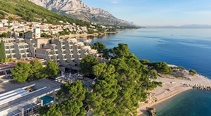 LJETOVANJE u Bluesun Hotelu Soline 4* u BRELIMA uz 2 ili 3 noćenja na bazi POLUPANSIONA za 2 osobe ili za 2 odrasle osobe i 2 djece u sobama na MORSKU STRANU uz besplatan WI-FI!