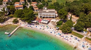 ISPRATITE LJETO U Resortu Centinera 3*U BANJOLAMA! 4 dana/ 3 noćenja s POLUPANSIONOM za 2 osobe i 1 dijete do 5,99 godina, uz buffet doručak i večeru s uključenim PIĆIMA iz aparata!