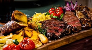 GRILL SPEKTAKL U SESVETAMA! Novi restoran Magazinska klet donosi legendarne plate Leskovački voz za 2 ili 4 osobe već od 35 €! Dođite u hotel Phoenix na vrhunski ROŠTILJ i živu MUZIKU vikendom!