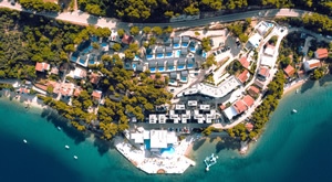 LUKSUZ KRAJ MAKARSKE uz Park Villas by Morenia 4*! 2, 5 ili 7 noćenja za 4 odraslih i do 2 djece u vili s PRIVATNIM GRIJANIM BAZENOM! Poklon dobrodošlice + hotelska plaža i vrhunska dječja Fun zona!