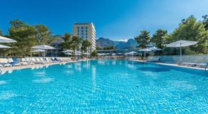 HIT PONUDA! Bluesun Holiday Village Alan u Starigradu - 2 ili 3 noćenja uz PUNI PANSION za 2 osobe i 1 dijete do 2,99 g. boravi potpuno GRATIS! Iskoristite VRHUNSKI LJETNI ODMOR tik uz more!