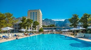 ŠPICA SEZONE u BLUESUN Holiday Village Alan 3*u STARIGRADU! 2 ili 3 PUNA PANSIONA za 2 osobe i do 3 djece GRATIS! Uživajte u LJETNOM ODMORU uz korištenje BAZENA i Sea   Sport paketa!