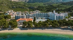 ULTRA LAST MINUTE u Tučepima: Bluesun Hotel Alga 4*! 2 ili 5 punih pansiona za 2 osobe + do 2 djece GRATIS! Uživajte u sobi s BALKONOM u Bluesun hotelu Alga tik uz plažu za vrhunski obiteljski odmor!