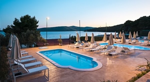 Kasno ljeto u Trogiru! 7 noćenja s POLUPANSIONOM u Superior apartmanima Medena 4* uz bazene! Birajte opciju za 2 odraslih i 2 djece GRATIS do 12 g. ili  4 odraslih i 1 dijete GRATIS do 12 g.!