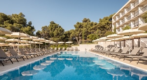 KRAJ LJETA - Aminess Senses Hvar Resort 4* - 5 noćenja za 2 osobe i dijete do 9,99 g. na bazi ALL INCLUSIVE LIGHT usluge u Superior sobi s balkonom! Uključen parking, SPA i vanjski BAZEN!