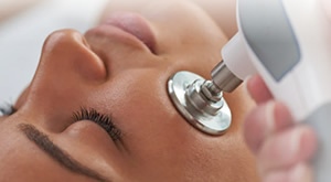 BIO+KLINIK donosi hit INDIBA TRETMANE! Za samo 30 minuta smanjite BORE ili uklonite podbradak te VRATITE TONUS lica vašoj koži već od 35 eura! Osigurajte vrhunsku njegu i sjajne rezultate!