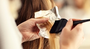 HAIR TOUCH Zagreb: Totalni MAKEOVER kose do ramena! Nova BOJA, moderno ŠIŠANJE i fen frizura uz dubinsku njegu AMPULOM i maskom za savršen SJAJ i zdravlje tvoje kose u modernom studiju!