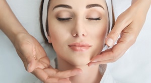 Salon ljepote SKIN GLOW, Split: SPA DAN za samo 57 €! MASAŽA tijela, radiofrekvencija, masaža i maska lica te DEPILACIJA obrva i nadusnica – priuštite si vrhunsku njegu i POTPUNO OPUŠTANJE!