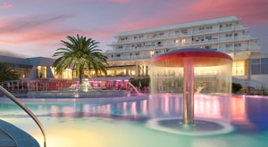 TOP PONUDA u Vodicama! Hotel Olympia 4*: 2 noćenja s POLUPANSIONOM za 2 odrasle osobe i 1 do 2 djece! Osigurajte besplatan parking, opuštanje u SPA zoni, BAZENE i PS5 dječju igraonicu!