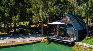 Plitvice Holiday Resort 4*: 2 noćenja s DORUČKOM za 2 osobe u čarobnim KUĆICAMA uz jezero! Uključen 1h mini golfa GRATIS + 20% popusta na wellness! Doživi BAJKU na Plitvicama uz super popust!