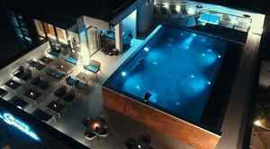 Doživite čaroliju VODICA u luksuznom hotelu Scala d'Oro 4*! 2 ili 4 noćenja s DORUČKOM za 2 osobe + 1 dijete do 12 g. GRATIS! Superior soba s balkonom, piće dobrodošlice i krovni infinity bazen!
