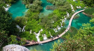 [25. 10.] Doživite jesensku ČAROLIJU Plitvičkih jezera uz Zagrizi putovanje! Uživajte u bojama listopada, tirkiznim jezerima i slapovima UNESCO-ve baštine uz vrhunsku organizaciju!