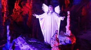 27.12.2026. Poklonite sebi i svojim najdražima nezaboravan blagdanski doživljaj! ZAGRIZI PUTOVANJE vas vodi na BOŽIĆNU BAJKU U POSTOJNSKOJ JAMI - ŽIVE JASLICE i PREDJAMSKI DVORAC!