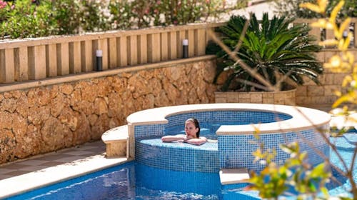 Hotel Sol - Ljeto u srcu Bola, Bol, otok Brač, Dalmacija, Hrvatska - 585 EUR - 5x noćenje u jednosobnom apartmanu s balkonom/terasom (ovisno o raspoloživosti) za 2 osobe, Doručak