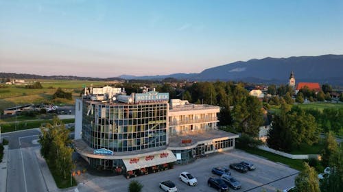 Hotel Krek - Obiteljski odmor, Lesce, Slovenija - 149 EUR - 2x noćenje u dvokrevetnoj sobi s balkonom za 2 osobe (2 djece do 11,99 godina besplatno), Doručak