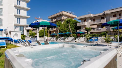 Club Hotel Residence Cesenatico - Odmor u Italiji, Cesenatico, Italija - 1.053 EUR - 7x noćenje u četverokrevetnoj sobi s balkonom za 2 osobe (2 djece do 14 godina i 1 dijete do 2,99 godina besplatno), All inclusive (talijanski i internacionalni doručak, ručak i večera u hotelskom buffet restoranu)