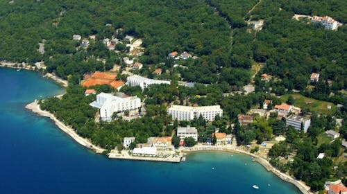Hoteli Omišalj - Depandansa Primorka - Početak i kraj ljeta na Krku, Omišalj, otok Krk, Hrvatska - 251 EUR - 3x noćenje u dvokrevetnoj sobi za 2 osobe (1. dijete do 7,99 godina besplatno), Polupansion (buffet doručak i buffet večera s uključenim bezalkoholnim pićem)