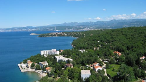 Hoteli Omišalj - Depandansa Marina - Ljeto na Krku, Omišalj, otok Krk, Hrvatska - 660 EUR - 7x noćenje u dvokrevetnoj sobi za 2 osobe (1. dijete do 7,99 godina besplatno), Polupansion (buffet doručak i buffet večera s uključenim bezalkoholnim pićem)