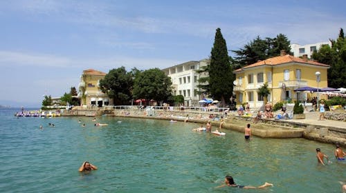 Hoteli Omišalj - Depandansa Primorka - Početak i kraj ljeta na Krku, Omišalj, otok Krk, Hrvatska - 258 EUR - 3x noćenje u dvokrevetnoj sobi za 2 osobe (1. dijete do 7,99 godina besplatno), Polupansion (buffet doručak i buffet večera s uključenim bezalkoholnim pićem)