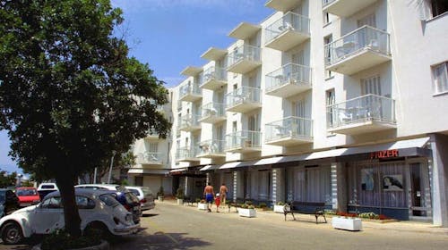 Hoteli Omišalj - Hotel Adriatic - Početak ljeta na Krku, Omišalj, otok Krk, Hrvatska - 285 EUR - 3x noćenje u dvokrevetnoj sobi za 2 osobe (1. dijete do 7,99 godina besplatno), Polupansion (buffet doručak i buffet večera s uključenim bezalkoholnim pićem)