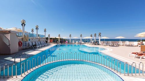 Hotel Gran Vista Plava Laguna - Ljeto u Poreču, Poreč, Istra, Hrvatska - 279 EUR - 3x noćenje u dvokrevetnoj Economy sobi s dodatnim ležajem za 2 osobe (1. dijete do 11,99 godina i 2. dijete do 4,99 godina besplatno), Polupansion i piće uz večeru
