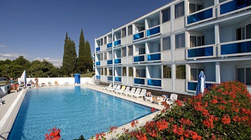 Hotel Plavi Plava Laguna - Obiteljsko ljeto u Poreču, Poreč, Istra, Hrvatska - 885 EUR - 5x noćenje u Classic dvokrevetnoj sobi s balkonom i dodatnim ležajem za 2 osobe (1. dijete do 11,99 godina i 2. dijete do 4,99 godina besplatno), Polupansion