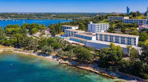 Hotel Plavi Plava Laguna - Obiteljsko ljeto u Poreču, Poreč, Istra, Hrvatska - 799 EUR - 5x noćenje u Classic dvokrevetnoj sobi s balkonom i dodatnim ležajem za 2 osobe (1. dijete do 11,99 godina i 2. dijete do 4,99 godina besplatno), Polupansion