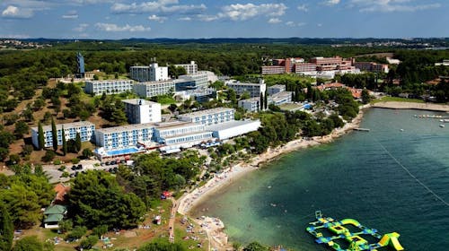Hotel Plavi Plava Laguna - Obiteljsko ljeto u Poreču, Poreč, Istra, Hrvatska - 815 EUR - 7x noćenje u Classic dvokrevetnoj sobi s balkonom i dodatnim ležajem za 2 osobe (1. dijete do 11,99 godina i 2. dijete do 4,99 godina besplatno), Polupansion