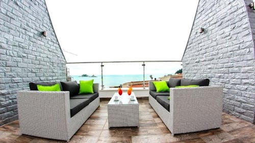 Vile Oliva Petrovac - Rujanski odmor za velike obitelji, Petrovac na Moru, Crna Gora - 1.929 EUR - 7x noćenje u Apartmanu Duplex u vilama (1 francuski ležaj i 2 single ležaja) za 2 osobe (3 djece do 11,99 godina besplatno), All inclusive