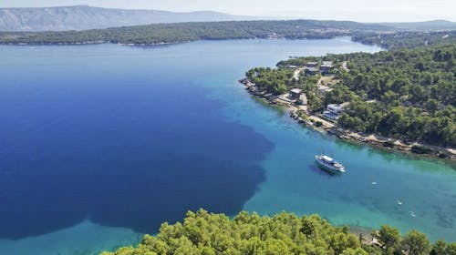 8-dnevno krstarenje srednjim Jadranom - Polazak iz Zadra, Zadar, Hrvatska - 699 EUR - 8-dnevno krstarenje brodom po ruti: Zadar – Vodice – Slapovi Krke – Šibenik – Primošten – Split – Trogir – otok Drvenik Veli – otok Zlarin – Nacionalni park Kornati – Park prirode Telašćica – otok Ugljan – Zadar, 7x noćenje u dvokrevetnoj kabini za 1 osobu