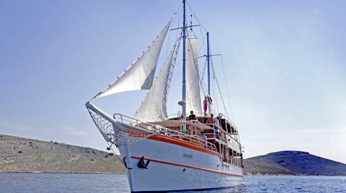 8-dnevno krstarenje srednjim Jadranom - Polazak iz Zadra, Zadar, Hrvatska - 749 EUR - 8-dnevno krstarenje brodom po ruti: Zadar – Vodice – Slapovi Krke – Šibenik – Primošten – Split – Trogir – otok Drvenik Veli – otok Zlarin – Nacionalni park Kornati – Park prirode Telašćica – otok Ugljan – Zadar, 7x noćenje u dvokrevetnoj kabini za 1 osobu