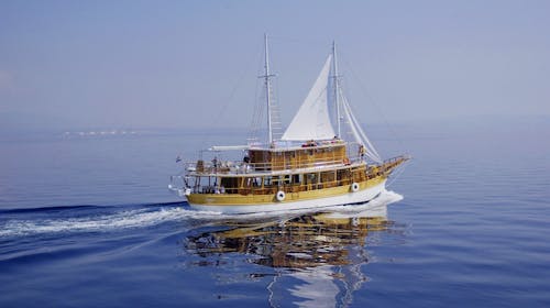 8-dnevno krstarenje sjevernim Jadranom - Polazak iz Rijeke, Rijeka, Hrvatska - 599 EUR - 8-dnevno krstarenje brodom po ruti R1: Rijeka – otok Krk – otok Rab – Zadar – Nacionalni park Kornati – zadarski arhipelag – otok Lošinj – otok Cres – Rijeka, 7x noćenje u dvokrevetnoj kabini (klima, kupaonica) na brodu Comfort Plus kategorije – Sveti Vid, Kazimir ili Planka za 1 osobu