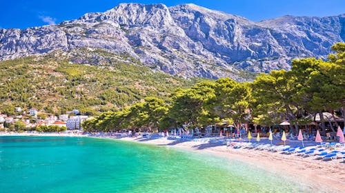 Alemaris Resort - Ljeto u obnovljenom hotelu, Baška Voda, Makarska rivijera, Hrvatska - 1.279 EUR - 5x noćenje u Standard dvokrevetnoj sobi s balkonom za 2 osobe (1 dijete do 11,99 godina i 1 dijete do 2,99 godina besplatno), Polupansion (buffet doručak i večera)