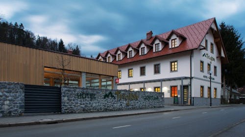 Hotel Triglav Dobrna - Odmor za obitelji, Dobrna, Slovenija - 208 EUR - 2x noćenje u trokrevetnoj sobi za 2 osobe (1 dijete do 11,99 godina i 1 dijete do 3,99 godina besplatno), Doručak