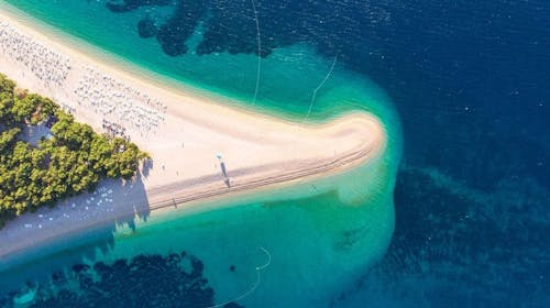 Bluesun Holiday Village Bonaca - Proljeće s punim pansionom na Braču, Bol, otok Brač, Dalmacija, Hrvatska - 216 EUR - 2x noćenje u Standard dvokrevetnoj sobi plus s balkonom (morska strana) za 2 osobe (1 dijete do 9,99 godina i 1 dijete do 2,99 godina besplatno), Puni pansion