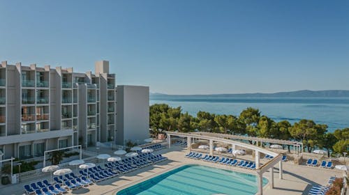 Bluesun Hotel Alga - Obiteljsko proljeće s punim pansionom, Tučepi, Makarska rivijera, Dalmacija, Hrvatska - 320 EUR - 2x noćenje u dvokrevetnoj Superior sobi s balkonom (morska strana) za 2 osobe (2 djece do 13,99 godina i 1 dijete do 2,99 godina besplatno), Puni pansion
