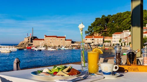 Hotel Riva by Aycon - Obiteljsko proljeće i jesen u Petrovcu, Petrovac, Crna Gora - 316 EUR - 3x noćenje u dvokrevetnoj Standard sobi s pogledom na atrium ili na planine za 2 osobe (1 dijete do 11,99 godina besplatno), Doručak