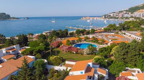 Hotel Slovenska plaža - Početak i kraj ljeta u Budvi, Budva, Crna Gora - 239 EUR - 2x noćenje u Standard dvokrevetnoj sobi s balkonom za 2 osobe, Polupansion (buffet doručak i večera)