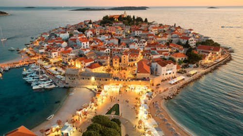 Hotel Zora - Aktivan svibanj u Dalmaciji uz obilazak šibenskim tvrđavama, Primošten, Dalmacija, Hrvatska - 420 EUR - 3x noćenje u dvokrevetnoj Comfort sobi na morskoj strani za 2 osobe (1 dijete do 11,99 godina besplatno), Polupansion i piće sa šankomata tijekom večere