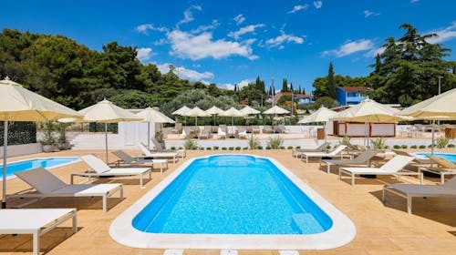 Apartmani Medena - Proljeće i 1. svibanj s polupansionom u prelijepom Trogiru, Donji Seget, Trogir, Dalmacija, Hrvatska - 248 EUR - 2x noćenje u Superior apartmanu A (2+1) za 2 odrasle osobe (1 dijete do 11,99 godina besplatno), Polupansion