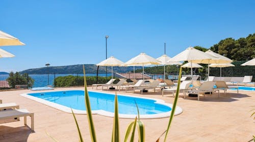 Apartmani Medena - Proljeće i 1. svibanj s polupansionom u prelijepom Trogiru, Donji Seget, Trogir, Dalmacija, Hrvatska - 402 EUR - 3x noćenje u Superior seaside apartmanu A (2+1) za 2 odrasle osobe (1 dijete do 11,99 godina besplatno), Polupansion