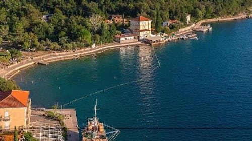 Pansion Delfin - Obiteljsko ljeto na Krku, Omišalj, otok Krk, Hrvatska - 1.419 EUR - 7x noćenje u Standard sobi za 2 osobe (2 djece do 11,99 godina besplatno), Polupansion (buffet doručak i večera)