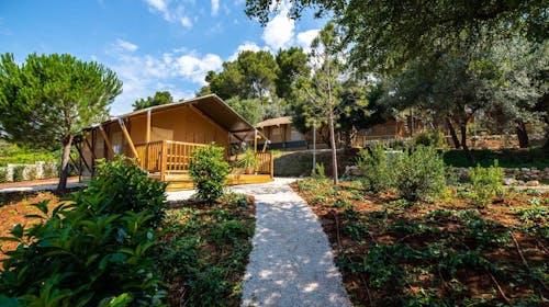 Arena One99 Glamping - Proljeće i početak ljeta u Medulinu za velike obitelji, Pula, Istra, Hrvatska - 310 EUR - 2x noćenje u dvosobnom glamping šatoru Tent za 2 osobe (4 djece do 11,99 godina besplatno), Turistička pristojba