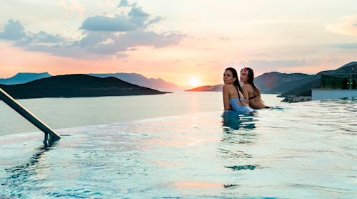 Grand Hotel Neum - Ljetni odmor tik uz more, Neum, Bosna i Hercegovina - 410 EUR - 2x noćenje u dvokrevetnoj sobi s balkonom morska strana za 2 osobe (1 dijete do 2,99 godina i 1 dijete do 6,99 godina besplatno), Polupansion