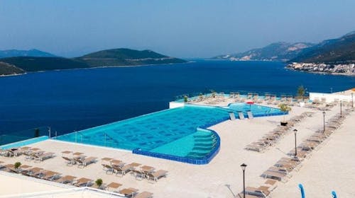 Grand Hotel Neum - Ljetni odmor tik uz more, Neum, Bosna i Hercegovina - 615 EUR - 3x noćenje u dvokrevetnoj sobi s balkonom morska strana za 2 osobe (1 dijete do 2,99 godina i 1 dijete do 6,99 godina besplatno), Polupansion