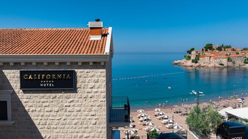 Hotel California by Aycon - Jesen na ekskluzivnoj lokaciji, Sveti Stefan, Crna Gora - 799 EUR - 5x noćenje u dvokrevetnoj Superior sobi s pogledom na planinu za 2 osobe, Doručak